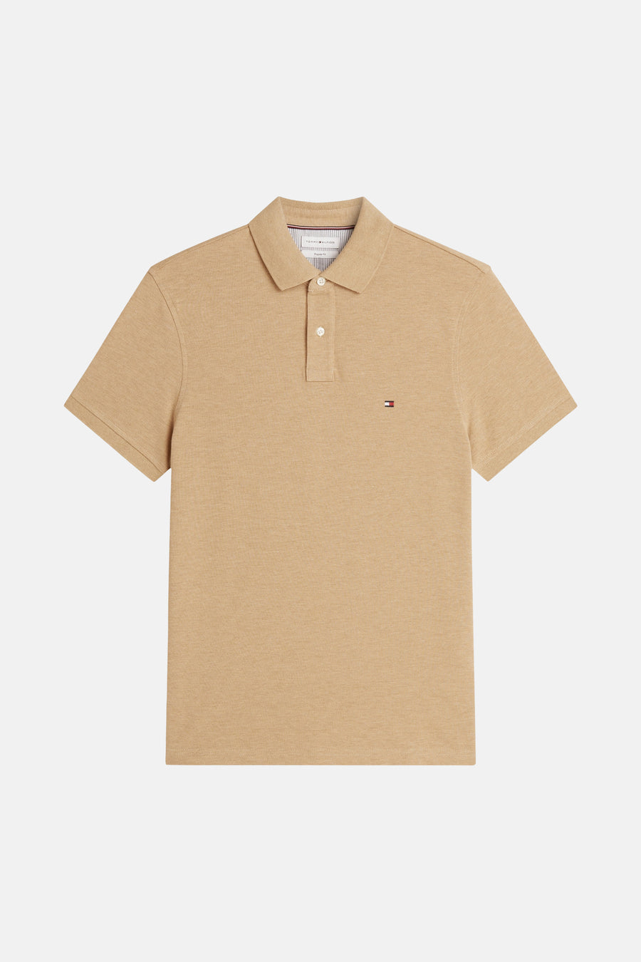 Polo piqué beige de TOMMY HILFIGER avec col classique, deux boutons et un logo drapeau sur la poitrine.