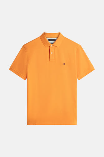 Polo orange à manches courtes de Tommy Hilfiger, avec un logo discret sur la poitrine.
