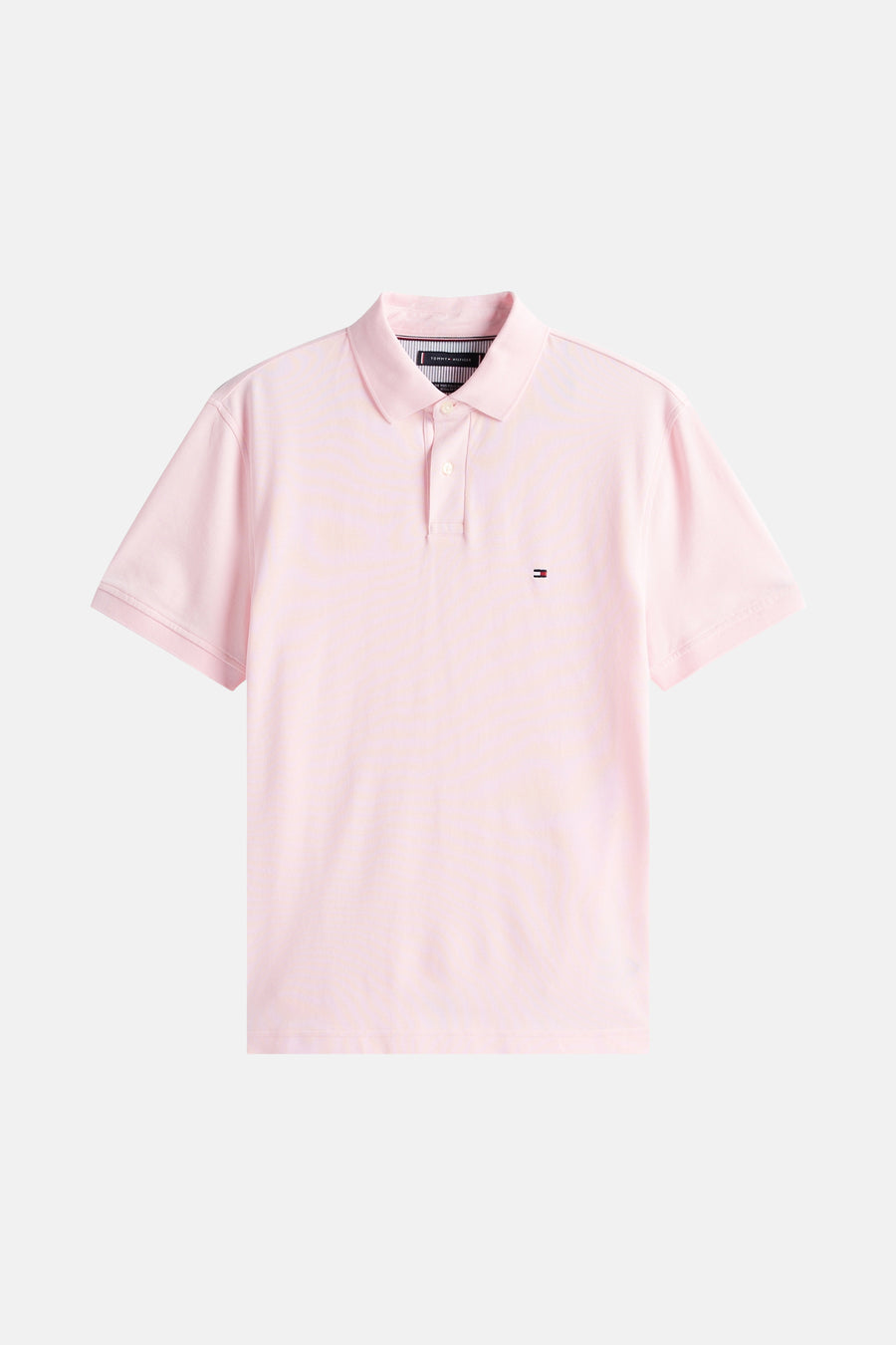 Polo rose à manches courtes de TOMMY HILFIGER, avec un petit logo brodé sur la poitrine.