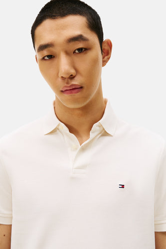 Man met poloshirt met logo.