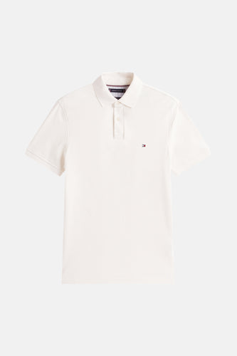 Wit poloshirt met korte mouwen.