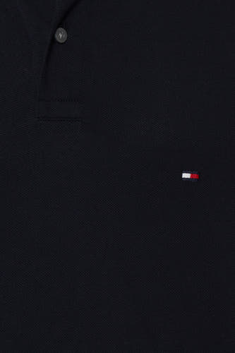 Polo bleu de TOMMY HILFIGER avec un petit logo brodé et une fermeture à boutons.