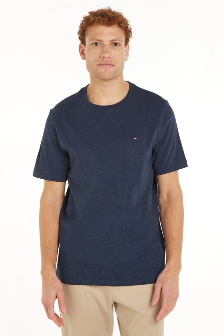 T-shirt bleu à manches courtes de Tommy Hilfiger, design simple avec un petit détail de logo sur la poitrine.