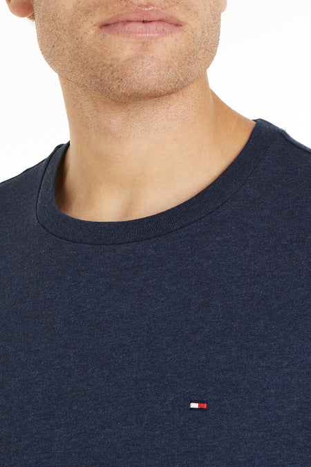 T-shirt bleu à manches courtes de Tommy Hilfiger, avec un petit logo sur la poitrine.