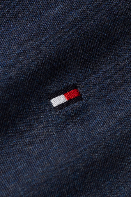 T-shirt bleu à manches courtes de Tommy Hilfiger, avec un petit logo sur la poitrine.