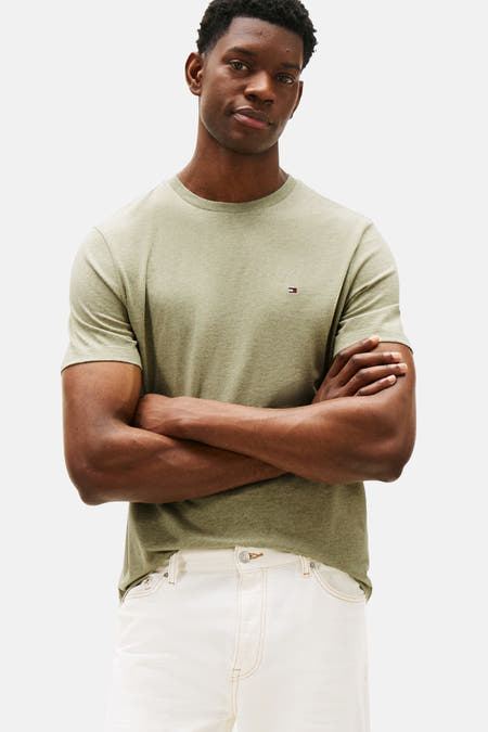 T-shirt vert de mantes courtes TOM TOM TOM HILFIGER, couleur couleur, porté avec un jeans blanc.