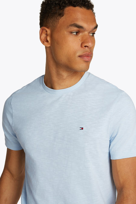 T-shirt à manches courtes bleu clair de TOMMY HILFIGER avec petit logo sur la poitrine, tissu doux rayé, col rond, vue rapprochée de face
