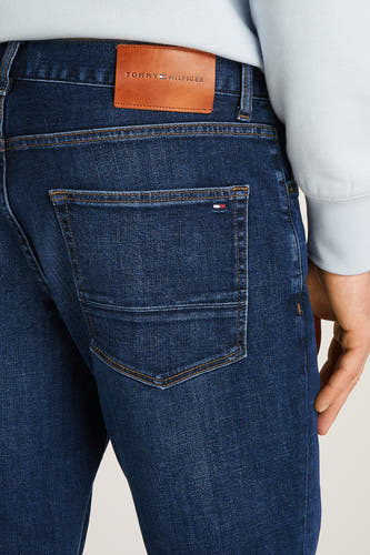 Jean droit bleu marine en denim de TOMMY HILFIGER, avec poche arrière et étiquette en cuir.