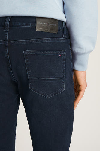 Blauwe zwarte straight jeans van Tommy Hilfiger, met achterzak en lederen label aan de achterkant.

