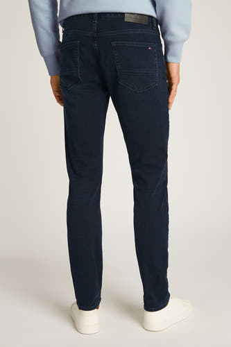 Blauwe zwarte rechte jeans van TOMMY HILFIGER, met achterzakken en een leren label op de tailleband.
