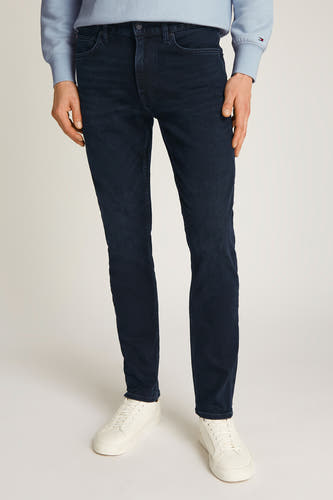 Jean bleu noir droit de TOMMY HILFIGER, avec des poches arrière et une étiquette en cuir sur la ceinture.