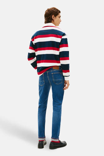 Jean slim fit en denim par Tommy Hilfiger, avec lavage bleu et aspect arrière.