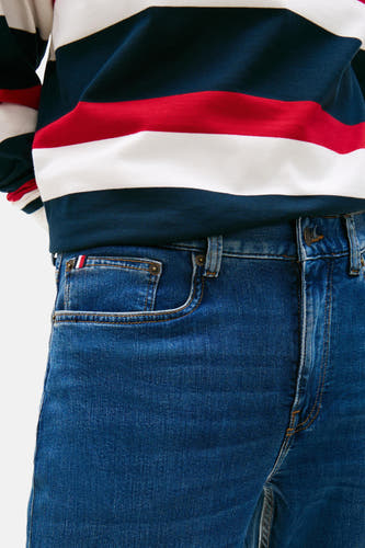 Blauwe denim slim fit jeans van TOMMY HILFIGER, met een subtiel logo detail op de zak.
