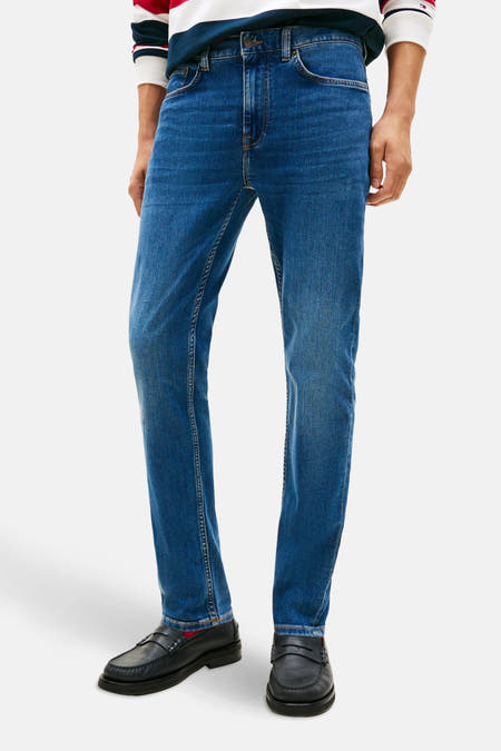 Jean slim fit en denim bleu de TOMMY HILFIGER, avec un détail de logo subtil sur la poche.