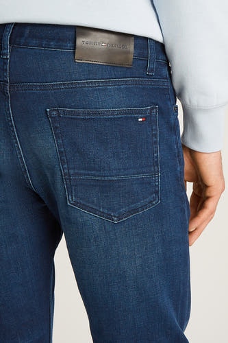 Jean droit bleu marine de denim de Tommy Hilfiger, avec une poche arrière et un étiquette en cuir.