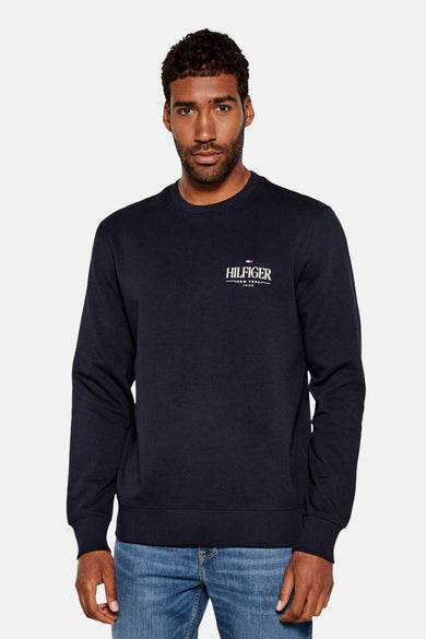 Pull-over bleu avec col rond de TOMMY HILFIGER, avec logo sur la poitrine et bordures côtelées.