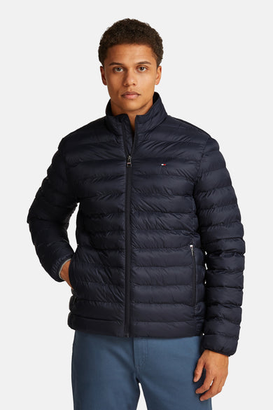 Man met donsjack van Tommy Hilfiger, marineblauw.