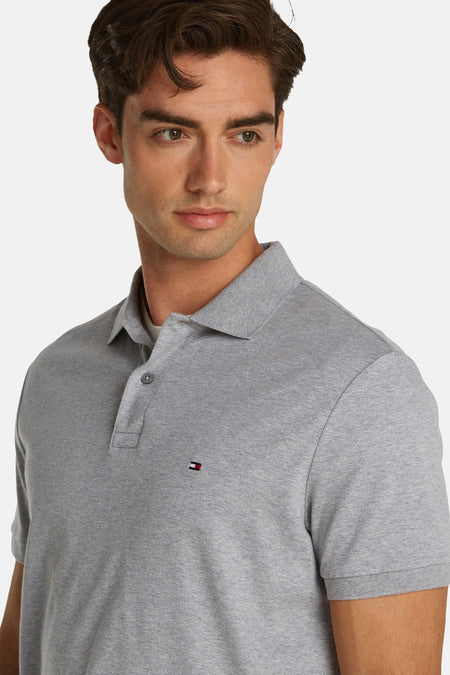 Polo gris de TOMMY HILFIGER avec petit logo sur la poitrine, manches courtes et fermeture à boutons, gros plan sur l'avant