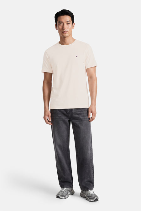 Ecru korte mouwen T-shirt van TOMMY HILFIGER met klein logo op borst, gedragen door model in lifestyle shot