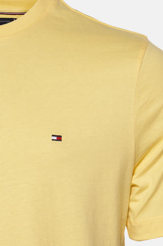Geel T-shirt met korte mouwen van Tommy Hilfiger, met klein geborduurd logo op de borst.