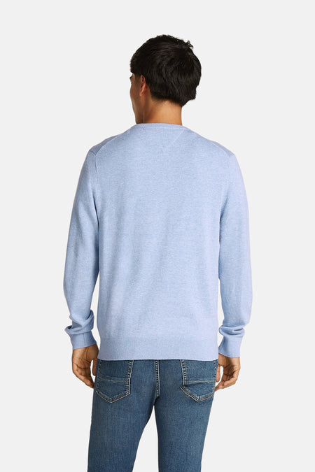Pull à col rond bleu de TOMMY HILFIGER, vue de dos, avec bords-côtes et texture mélangée claire, porté avec un jean.