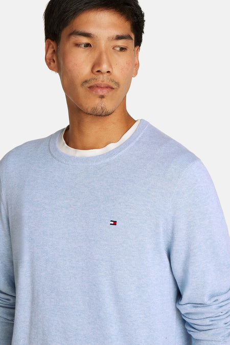 Pull à col rond bleu clair de TOMMY HILFIGER avec liseré blanc et petit logo sur la poitrine, gros plan avant