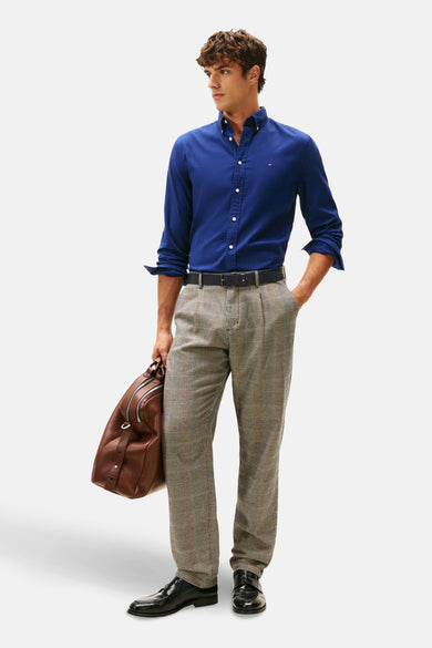Blau,, longs manches de Tommy Hilgererger porté avec un pantalon à carreaux et une sacoche en cuir.