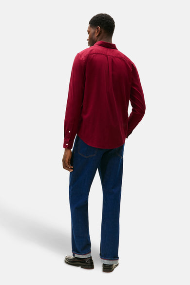 T-shirt Bordeaux à manches longues de TOMMY HILFIGER, vu de dos, associé à des jeans bleus foncés et des chaussures noires.