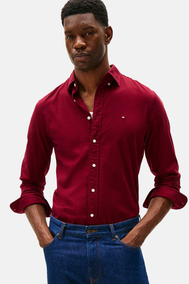 T-shirt Tommy Hilfiger avec longues manches, avec des boutons blancs et un aspect décontracté.