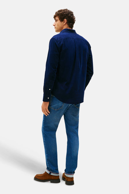 Chemise bleue en corduroy de TOMMY HILFIGER, vue arrière, associée à des jeans et des chaussures marrons à revers.
