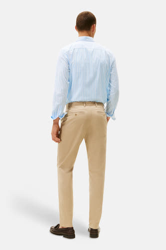Chino beige de TOMMY HILFIGER, vu de dos, avec poches à boutons.