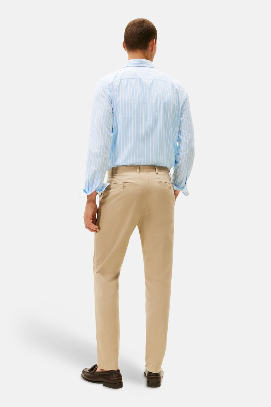 Chino beige de TOMMY HILFIGER, vu de dos, avec poches à boutons.
