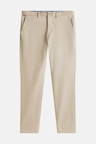 Chino beige de TOMMY HILFIGER avec une languette tricolore à la poche, coupe droite.