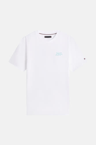 T-shirt blanc à manches courtes de TOMMY HILFIGER, avec logo script bleu clair sur la poitrine et petit drapeau logo sur la manche.