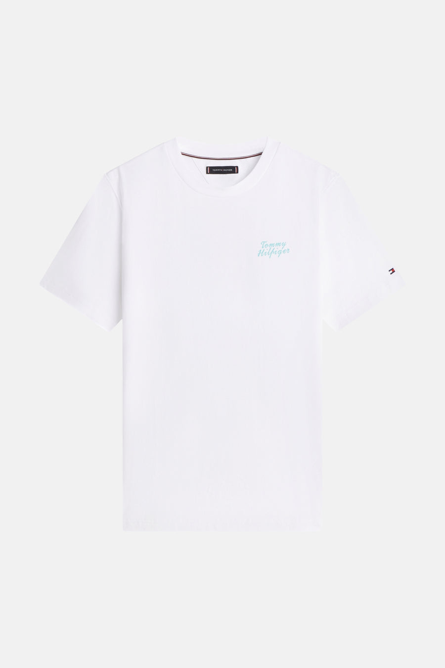 T-shirt blanc à manches courtes de TOMMY HILFIGER, avec logo script bleu clair sur la poitrine et petit drapeau logo sur la manche.