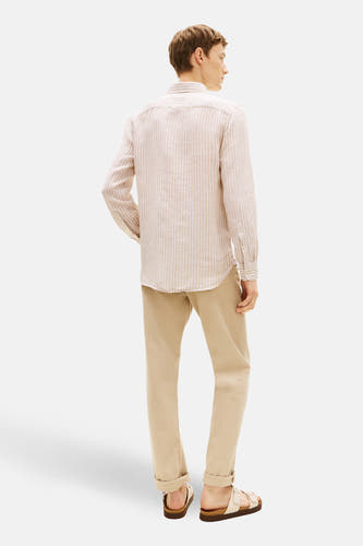 Chemise beige (manches longues) de TOMMY HILFIGER, à motif rayé, portée avec un pantalon kaki et des sandales, dos.