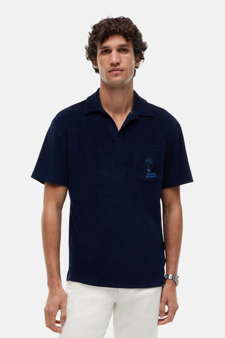 Polo en éponge bleu marine de Tommy Hilfiger avec col ouvert et logo palmier brodé sur la poche poitrine.