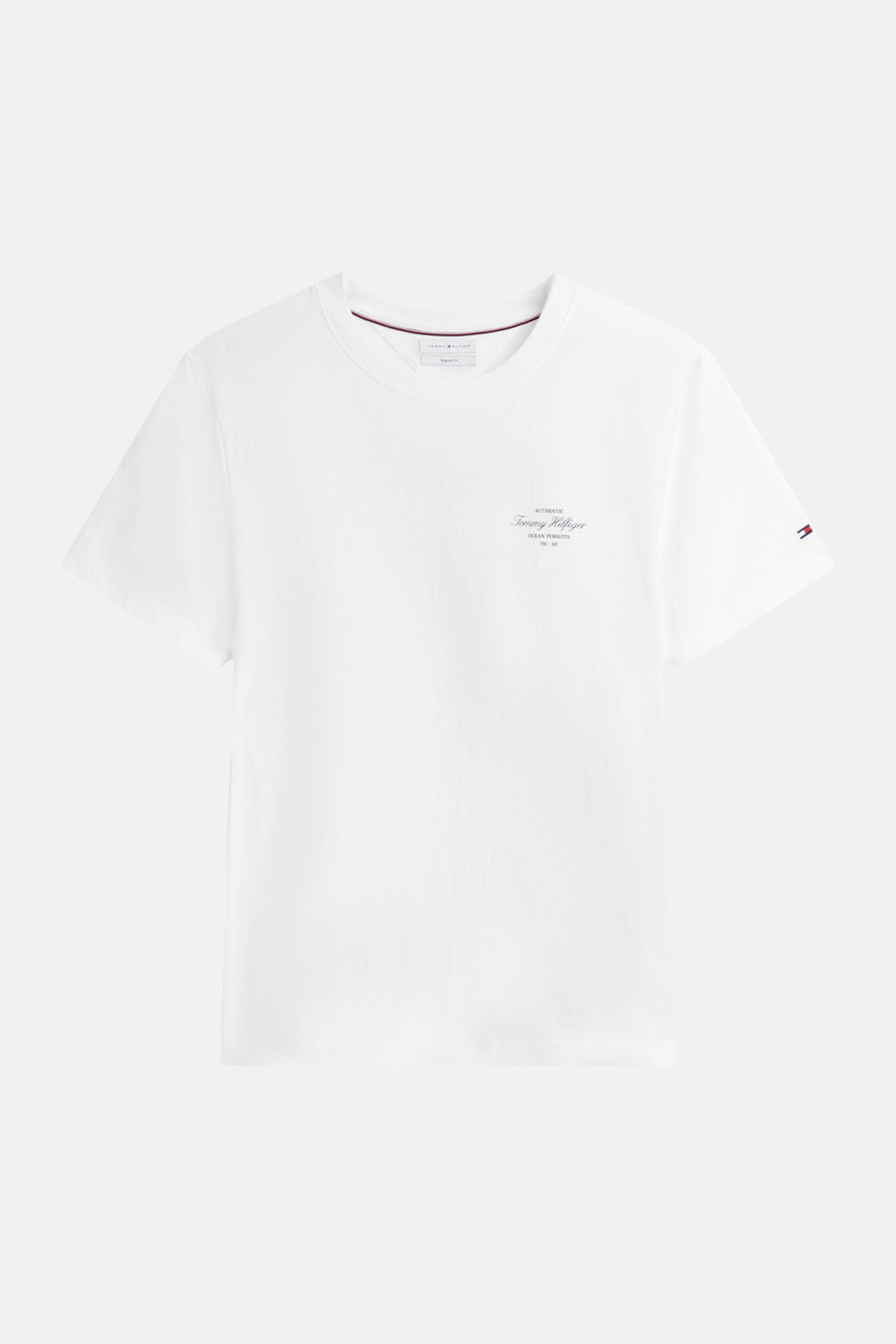 Witte korte mouwen T-shirt van TOMMY HILFIGER met subtiel logo op borst en kleurrijke label aan mouw, front view