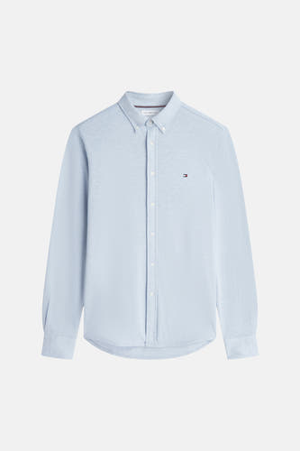 Lichtblauw overhemd met lange mouwen van TOMMY HILFIGER, voorzien van klein logo op borst, knoopsluiting en gestreept binnenkant aan kraag, front view