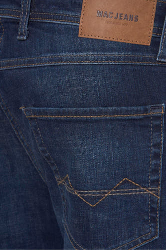 Jean bleu marine droit de MAC JEANS, avec des rivets sur la poche arrière et une étiquette en cuir de marque.
