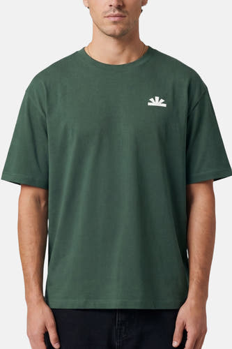 T-shirt BASELAB à manches courtes de couleur verte, avec un logo blanc sur la poitrine.