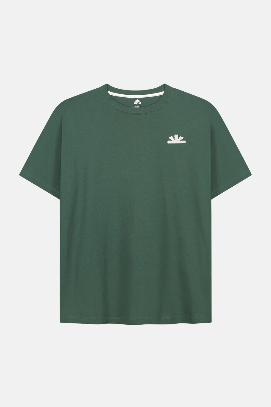 Groen T-shirt met korte mouwen van BASELAB, met een wit logo op de borst.
