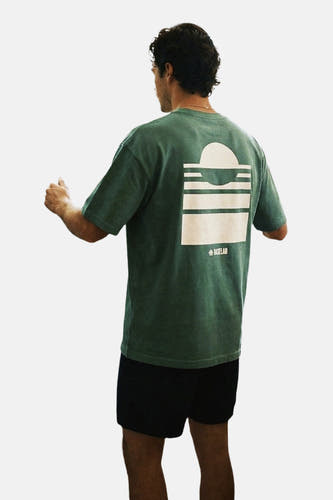 T-shirt BASELAB à manches courtes de couleur verte, avec imprimé blanc dans le dos, porté avec un short noir.
