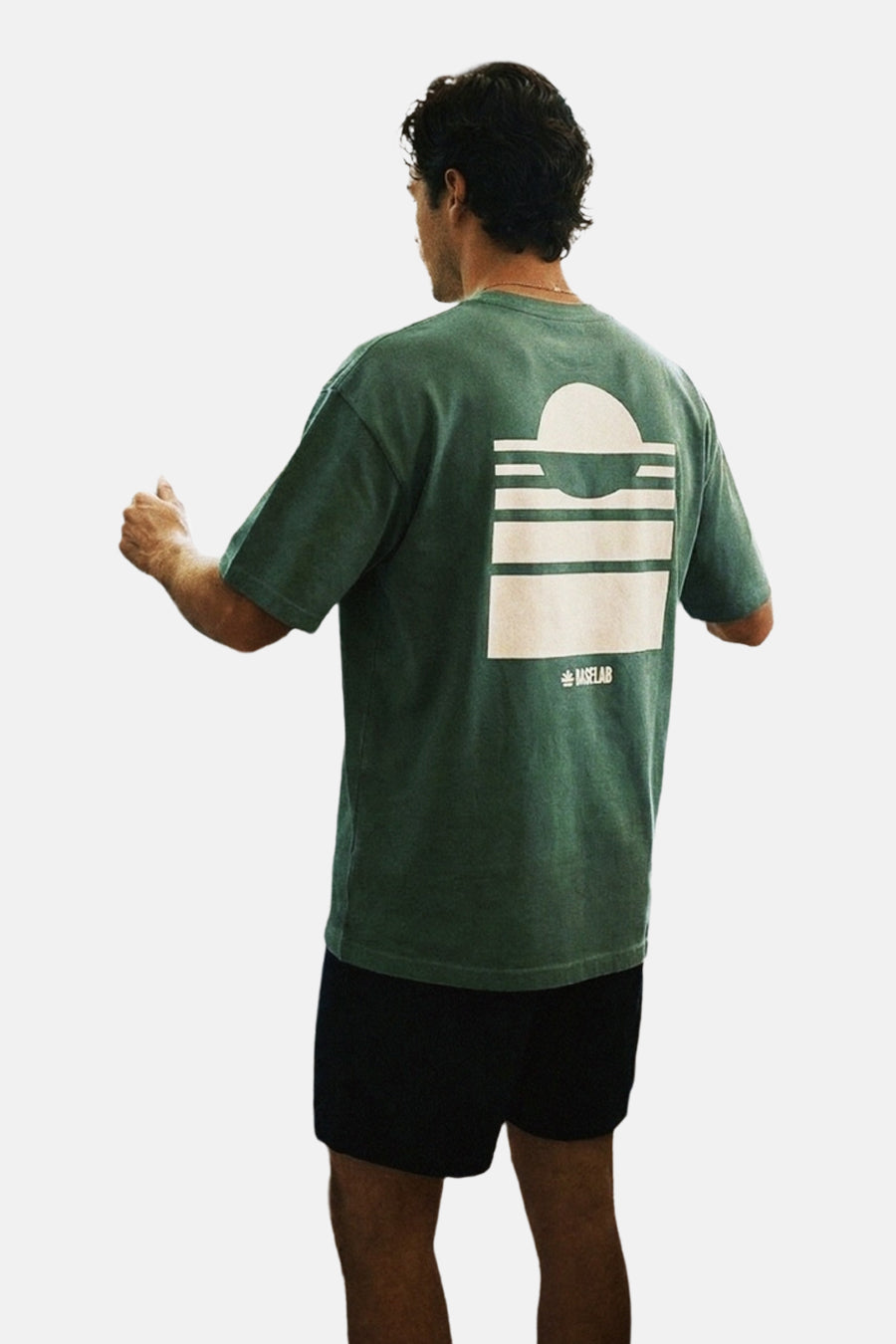 T-shirt BASELAB à manches courtes de couleur verte, avec imprimé blanc dans le dos, porté avec un short noir.