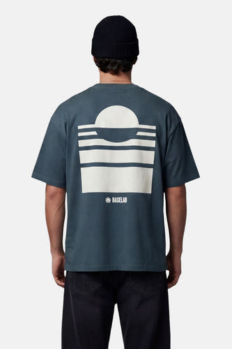 T-shirt bleu à manches courtes de BASELAB, avec un motif graphique d'un soleil et d'un horizon.