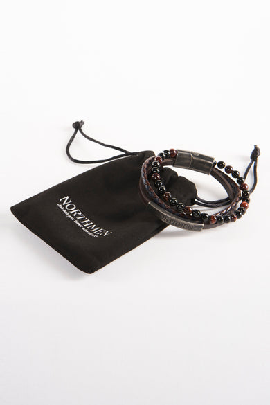 Bracelet brun de NORTHMEN avec fermeture métallique et perles noires et brunes.
