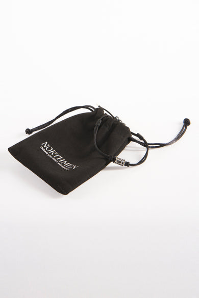 Bandeau noir de NORTHMEN, présenté dans un petit sac en tissu noir avec cordon.