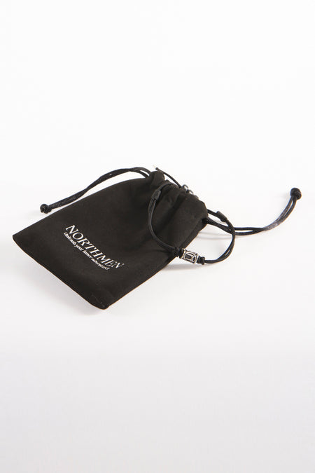 Bandeau noir de NORTHMEN, présenté dans un petit sac en tissu noir avec cordon.