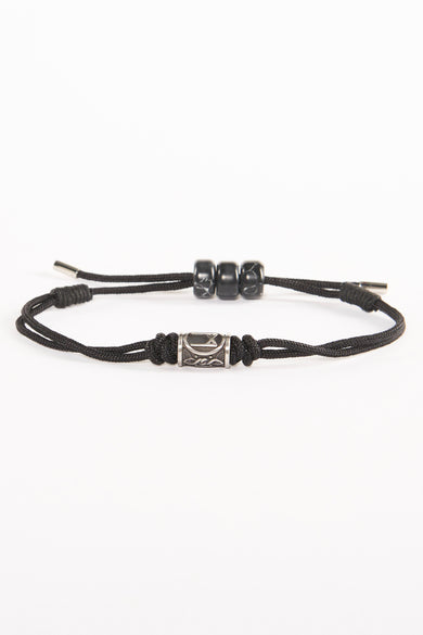 Bandeau noir de NORTHMEN avec une perle argentée et trois perles noires, sur un fond blanc.