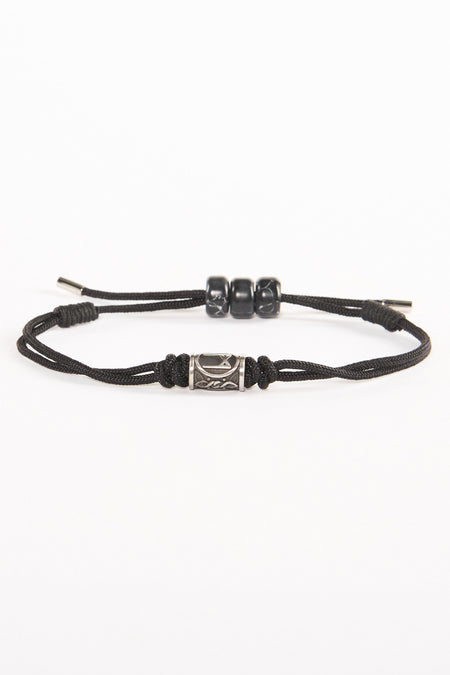 Bandeau noir de NORTHMEN avec une perle argentée et trois perles noires, sur un fond blanc.